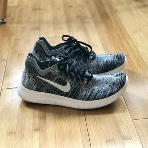 Nike Free FlyKnits black and white